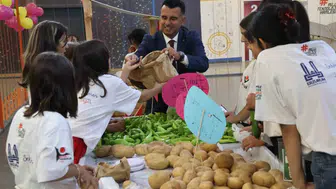Erzurumlu çocuklar kendi yetiştirdikleri sebzeleri topladı