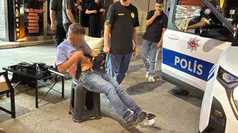 Bıçaklanan adam polise zor anlar yaşattı, yol ortasında soyundu