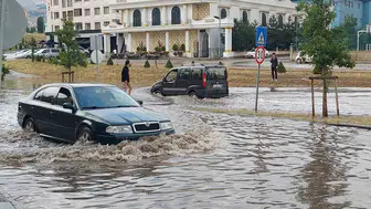 Erzurum’da aniden bastıran sağanak şehri kilitledi