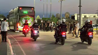 Kocaelispor taraftarı stadyumu inleterek karşıladı, Amed SF maçı başlıyor