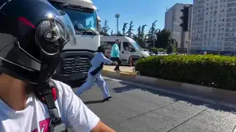 Kadın tırın önünden geçmek yerine çalılıklara atladı, o anlar kamerada