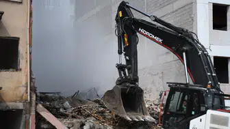 Malatya Yeşilyurt'ta tehlike saçan metruk binaya yıkım kararı