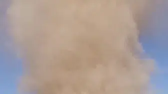 Bitlis'te şantiye alanında oluşan hortum işçileri şaşırttı