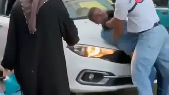 Antalya'da yol verme kavgası Motokurye sürücüyü kaputa yatırıp yumrukladı