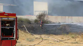 Rüzgar Alevleri Büyüttü, Fabrika Tahliye Edildi