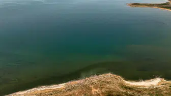 Van Gölü'nün Adilcevaz kıyılarında şaşırtan renk değişimi