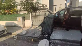 Arnavutköy'de sabah dehşeti: VIP minibüs bahçeye daldı, mahalleli isyan etti