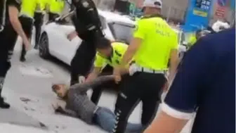 Sokak ortasında dehşet anları: Polise bıçak bakın ne yaptı?