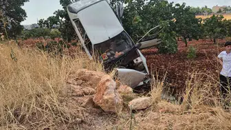 Halfeti'de kontrolden çıkan araç fıstık bahçesinde havada asılı kaldı