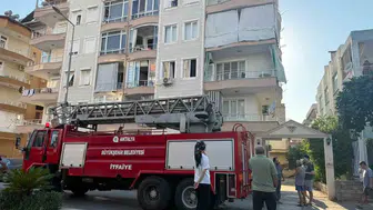 Evde kimse yokken ocakta unutulan yemek mutfağı küle çevirdi