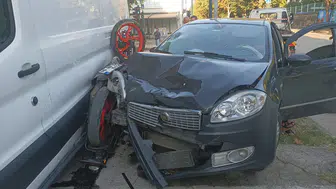 Bursa'da motosiklet kazası İki araç arasında sıkışan sürücü ağır yaralandı