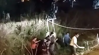 Arnavutköy'de bataklığa saplanan ineği iş makineleri kurtardı