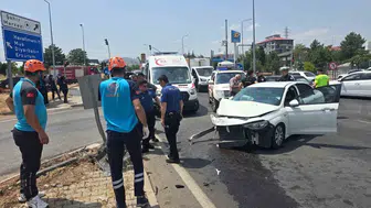 Bingöl Gündoğdu kavşağında iki otomobil çarpıştı