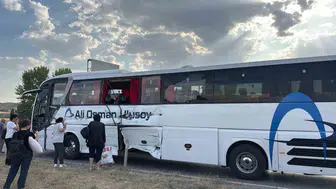 Kavşakta tır otobüse çarptı, savrulan araç başka tıra vurdu