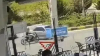 Kavşakta motosiklet ile otomobil çarpıştı, o anlar kamerada
