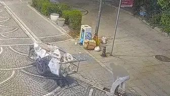 Lüleburgaz'da mazgalları çalan hırsız kameraya yakalandı