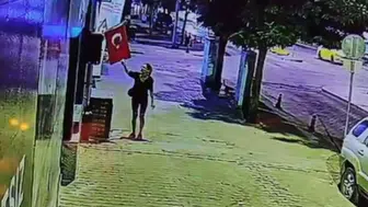 Muğla’da dükkan önündeki Türk bayrağını yakan kadın yakalandı
