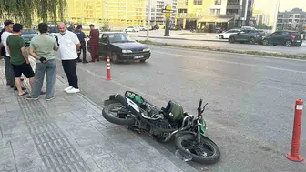 Atakum'da motosiklet ile otomobil çarpıştı, sürücü yaralandı