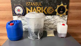 Kadıköy'de narkotik baskını 3 gözaltı, 30 kilo metamfetamin
