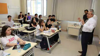 Safranbolu'da yaz okulu mesaisi İl Milli Eğitim Müdürü Akbaş, DYK sınıflarında öğrencilerle buluştu