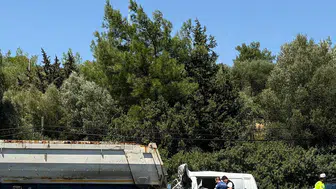 İzmir'de Öğle Saatlerinde Feci Kaza Minibüs TIR'a Arkadan Çarptı, Sürücü Hayatını Kaybetti