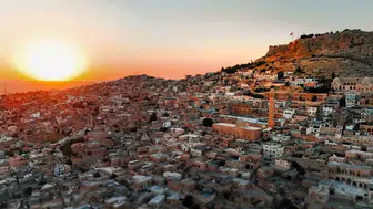 Mardin'in taş evleri gece ve gündüz ayrı büyülüyor