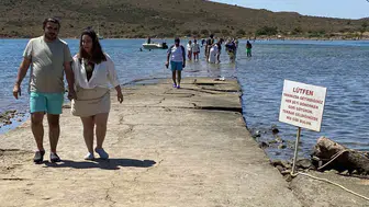Ayvalık’ta yürüyerek karşıya geçilen boğazda ölüm tehlikesi büyüyor