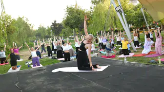 Yunusemre’de kadınlar Atatürk Kent Parkı’nda yoga ile buluştu