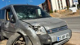 Elazığ’da direksiyon başındaki sürücü kaza yaptı