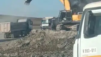 Siirt'te şantiye alanında alev alan ekskavatör küle döndü