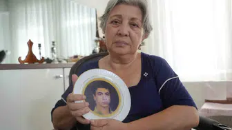 Depremde kaybolan oğlunu bulmak için 18 mezar açtırdı