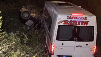 Bartın'da minibüs ile otomobil çarpıştı, 11 yaralı hastanede