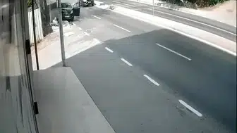 Kaldırımda yürüyen dede ve torununa çöp konteyneri çarptı