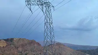 Kemaliye'de şiddetli fırtına yaşamı durdurdu: 8 köy elektriksiz kaldı