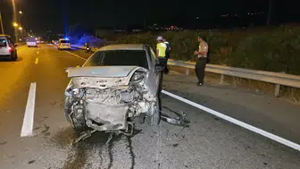 Orhangazi yolunda gece yarısı dehşeti: Bariyerlere çarpan araç hurdaya döndü