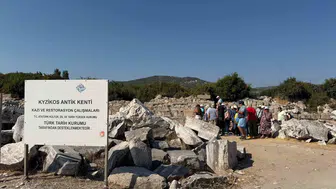 Yunan turistler 2 bin 800 yıllık Kyzikos Antik Kenti'ni gezdi