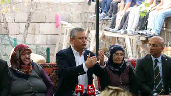 Kayseri'de kadınlarla sohbette dil sürçmesi Özel, 'CHP'li belediye' dedi, sonra düzeltti