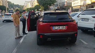 Kapısı açılan otomobile çarpan motosiklet sürücüsü yaralandı