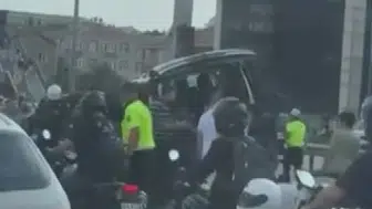 Küçükçekmece'de trafik kazası Hafif ticari araç bariyerlere girdi