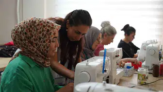 Yunusemreli kadınlar dikiş kursunda hem sosyalleşiyor hem kazanıyor