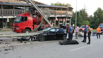Isparta'da otomobil bariyerlere çarpıp ikiye bölündü