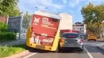 Bursa'da belediye minibüsü direğe daldı