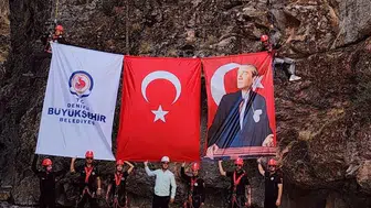 Acıpayam Kanyonu'nda nefes kesen 30 Ağustos kutlaması: 75 metrede dev bayrak