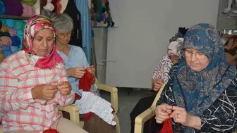 Demirci'de 15 kadının el emeği dev bayrak 3 kilo iplikle 10 günde örüldü
