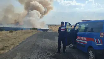 Köylüler traktörlerle alevlere müdahale etti Edirne'de yangın