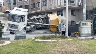 Kağıthane'de kum yüklü kamyonun dorsesi devrildi Park halindeki araç hasar gördü