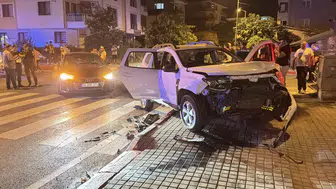 Ara sokaktan çıkan otomobil polis aracına çarptı, 2 memur yaralandı