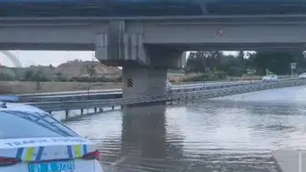 Adana'da fırtına çatıları uçurdu