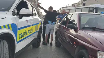 Kavşakta çalır haldeki otomobilde uyudular, polis güçlükle uyandırdı