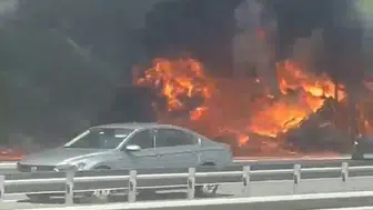 Çatalca yolunda lastik yüklü TIR alevlere teslim oldu